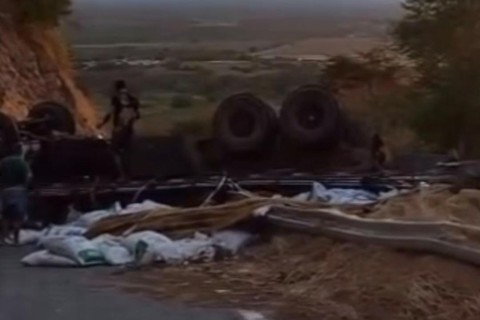 Caminhão capota na CE-469 em Crateús-CE