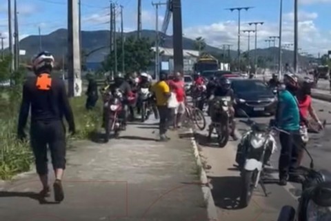 Homem é preso após roubar carro, bater em outro veículo e deixar família ferida