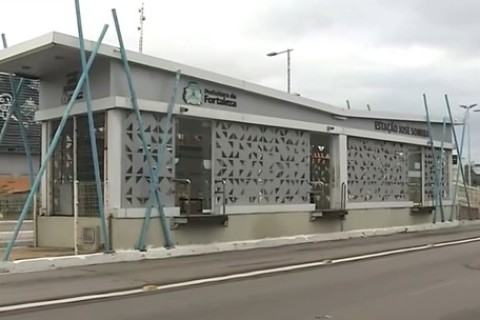 Mulher é empurrada contra ônibus e atropelada em Fortaleza-CE; suspeita é presa