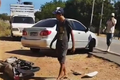 Acidente entre carro e motocicleta deixa homem ferido na CE-060, em Quixeramobim-CE