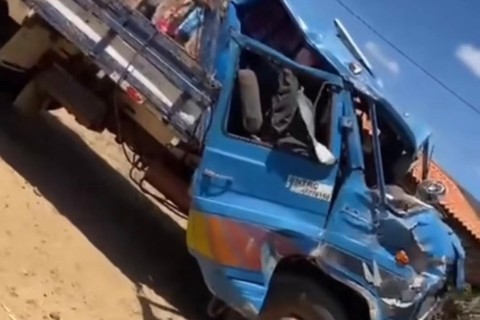 Imagens mostram o estado em que ficou o caminhão após acidente em Boa Viagem-CE