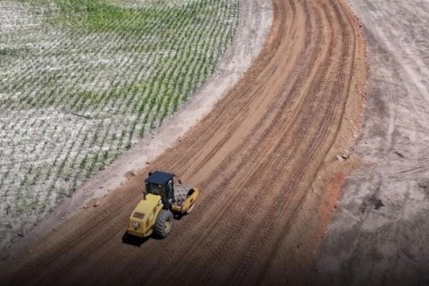 Governador Elmano de Freitas participa da assinatura da ordem de serviço para pavimentação da CE-473, em Milhã