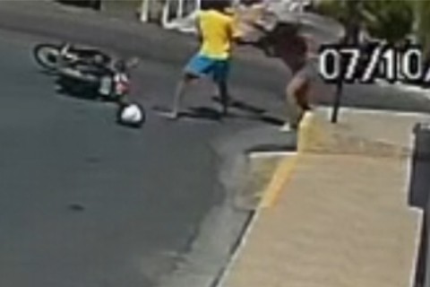 Mulher luta e impede que criminosos levassem a moto dela