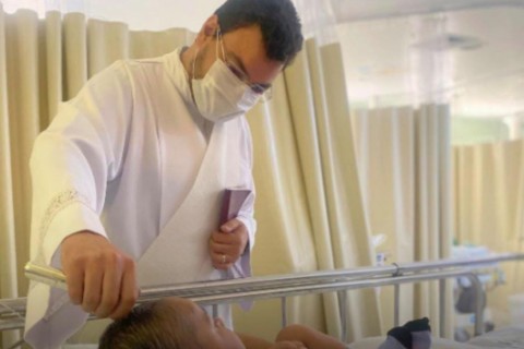 Bebê internado é batizado na UTI