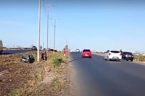 Acidente: carro sai da pista e cai em vala ao trafegar na BR-020, no Ceará