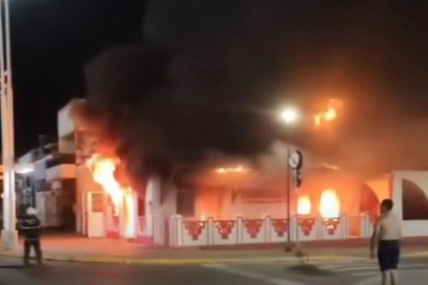 Incêndio atinge restaurante em Sobral-CE durante a madrugada e destrói parte da estrutura