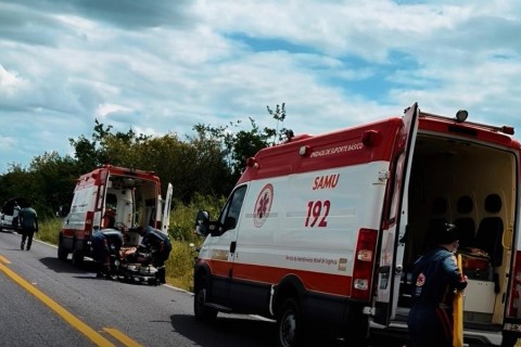 Dois acidentes em menos de 10 minutos mobilizam equipes do SAMU na saída de Crateús-CE