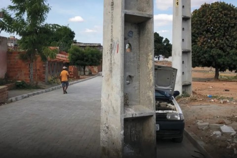 Poste no meio da rua gera risco de acidentes em Juazeiro do Norte-CE