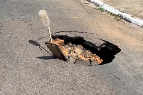 Asfalto cede e abre buraco na rua Alfredo Gomes, no Alto dos Quatorze em Ipu-CE