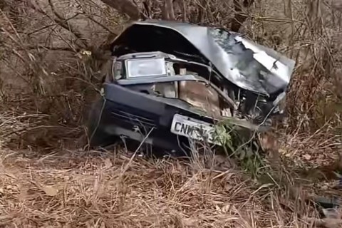 Carro é encontrado com a frente destruída em ribanceira entre Acaraú e Cruz no Ceará