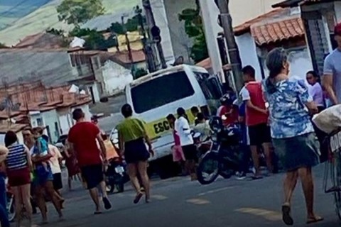 Mulher morre e outra fica ferida após micro-ônibus descer desgovernado em Pedra Branca-CE