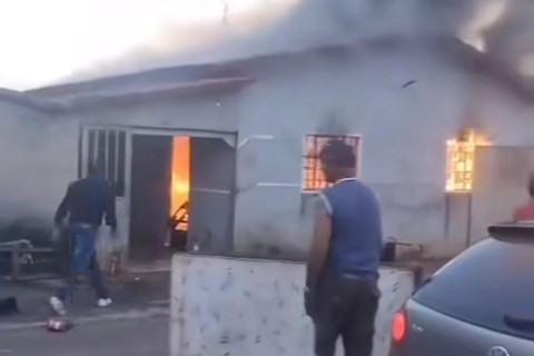 Casa pega fogo por conta de carregador deixado na tomada